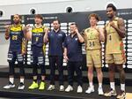 　記者会見を終え、ポーズをとる琉球・小野寺（右から２人目）と宇都宮・比江島（左から２人目）ら＝２３日、横浜アリーナ