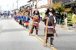 武者姿などで行進する子どもや氏子たち