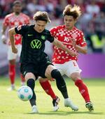 　ウォルフスブルク戦で競り合うマインツの佐野（右）＝マインツ（共同）