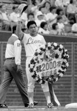 　１９８３年９月のロッテ戦で２千安打を達成し、ファンに応える山崎裕之さん＝西武
