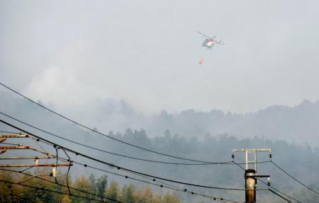 　消火活動が続く愛媛県今治市の山林火災現場＝２５日午前８時４７分