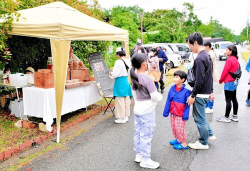 出店の前で行列をつくる来場客