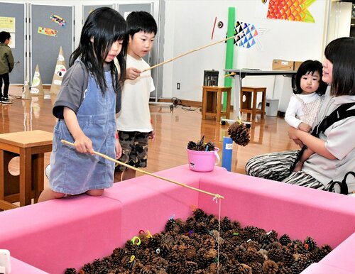 松ぼっくり釣りに挑戦する子どもたち