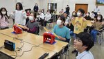 地域のお年寄りとゲームで交流する児童ら
