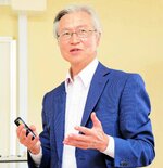 新聞の活用法について説く藤田コーディネーター＝２６日、倉吉市大谷の倉吉農業高