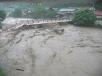 橋げたが外れた鳥取市佐治町の高山橋を捉えたライブカメラ映像（午後５時４９分、鳥取県提供）