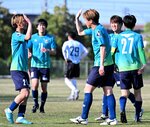 ＳＣ鳥取ＤＳ―Ｌ．　ｔａｔｉｏ　ＳＣ鳥取ＤＳは後半３６分、ゴールを決めた丸谷（中央）とアシストした長尾流（左）がハイタッチで喜ぶ＝どらドラパーク米子球技場