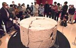 神殿の巨大な柱の基部について解説する菊川氏（中央）＝６日、鳥取市の鳥取県立博物館