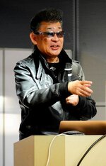 生物多様性が損なわれる原因について説明する五箇氏＝２５日、鳥取市の鳥取砂丘コナン空港