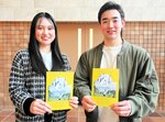 地域を〝芸術〟視点で捉え直して国際的に発信する冊子「まちのアーティストさん」を発行した生徒＝２４日、香美町役場