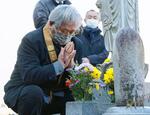 　バス死亡事故から４０年となるのに合わせて開かれた法要で、慰霊碑に向かって手を合わせる人たち＝２８日午前、長野市