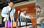 「利き酒大会」で６種類の日本酒を飲み比べる参加者
