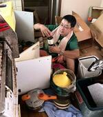 　便利屋として掃除をする石尾大輔さん＝２０２４年、石川県内