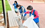清掃活動に取り組むみずほ銀行鳥取支店の行員ら