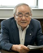 　取材に応じる自民党島根県連の細田重雄会長＝１６日午後、松江市