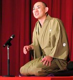 児童らの前で落語を披露する三笑亭夢丸さん