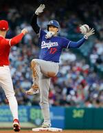 　エンゼルス戦の３回、二塁打を放ちポーズをとるドジャース・大谷＝アナハイム（共同）
