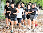 たすきとともに「伝統をつなぐ」として練習に力が入る鳥取育英の選手＝同校グラウンド