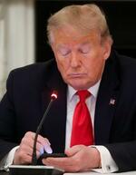 　２０２０年、ホワイトハウスでスマートフォンを手にするトランプ米大統領＝ワシントン（ロイター＝共同）