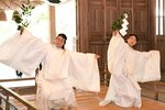 「みたま慰めの舞」を奉納する神職ら＝１５日、倉吉市仲ノ町の鎮霊神社