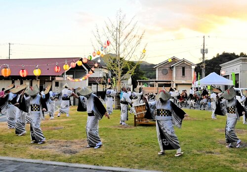 法勝寺電車の客車展示場前で小松谷盆踊りを踊るメンバーら