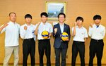 伊木市長（左から４人目）に活躍を誓ったＴＳエクシードの選手と小谷監督（左）