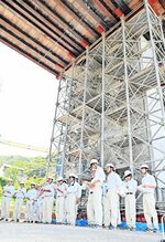 施工業者から工事概要の説明を受ける生徒たち