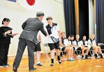 来校したマウントハット・カレッジの生徒たちの歓迎セレモニー＝２７日、新温泉町細田の夢が丘中