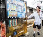 観光支援型自販機から流れる音声におどけてみせるスクリューさん