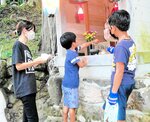 お地蔵さんにお参りする子どもたち