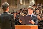 新入生を代表して宣誓書を読み上げる山根さん＝３日、鳥取市尚徳町のとりぎん文化会館
