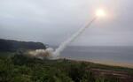 　米韓合同軍事演習で韓国から日本海に向けて発射される米国の地対地ミサイル「ＡＴＡＣＭＳ」＝２０１７年７月（韓国国防省提供・ゲッティ＝共同）