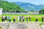 駅と駅の間を歩き、復路は電車を利用した「伯備線〝縁線〟ウォーク」＝７月２９日、日野町下榎