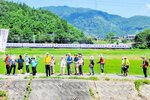 駅と駅の間を歩き、復路は電車を利用した「伯備線〝縁線〟ウォーク」＝７月２９日、日野町下榎