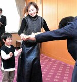 坂本局長から表彰を受け取る吉田さん親子＝９日、県庁