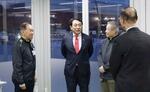 ラピダスが北海道千歳市に建設中の工場を視察し、関係者と話す赤沢経済再生相（中央）＝２５日午後