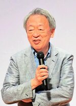 講演の中でミャンマーについて言及する池上氏＝７月、新温泉町湯の夢ホール