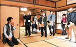 小畑さん（左）の解説に耳を傾ける参加者＝１２日、北栄町国坂の斎尾家住宅