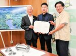 気球とロケットを使った打ち上げ技術の確立を目指す企業２社と連携協定を結んだ養父市（左から広瀬市長、谷垣代表、木村代表）＝５日、養父市役所本庁舎