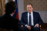 　３日、モスクワでタッカー・カールソン氏のインタビューに応じるロシアのラブロフ外相（右）（ロシア外務省提供、ＡＰ＝共同）