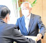 平井知事（左）から賞状を受け取る事業所の代表者＝２４日、鳥取県庁