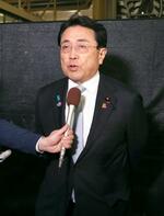 　米ワシントン近郊の空港で取材に応じる赤沢経済再生相＝２９日（共同）