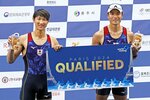 男子軽量級ダブルスカルで１位となってパリ五輪出場権を獲得し、ポーズをとる古田直輝（左）と宮浦真之組＝忠州（共同）