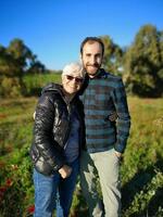 　イスラエル南部ベエリ周辺で、生前のビビアン・シルバーさん（左）とヨナタン・ゼイゲンさん（ゼイゲンさん提供）