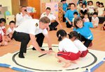 相撲で園児と交流するクルーズ客船の乗組員＝１４日、境港市中野町のあがりみち保育園