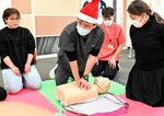 心肺蘇生法を実演する大河原医師（中央）＝１７日、米子市西町の鳥取大医学部