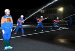 的にめがけて放水する分団員ら