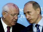 　プーチン・ロシア大統領（右）とゴルバチョフ元ソ連大統領＝２００４年１２月、ドイツ北部シュレスウィヒ（ＡＰ＝共同）