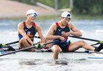 パリ五輪の男子軽量級ダブルスカル順位決定戦を終えた古田直輝（右）組＝パリ郊外（共同）