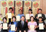 平井知事から「とりたべローカルインフルエンサー」に委嘱された県内インフルエンサー＝３０日、鳥取県庁